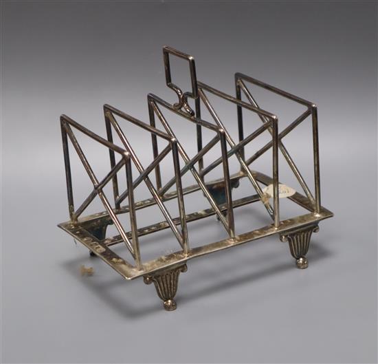 An Edwardian silver toast rack, with x shaped division, London 1901, 12.75cm., 7.5ozs.